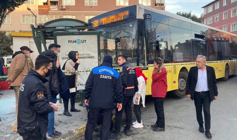 Son dakika | Eyüpsultan'da İETT otobüsü durağa çarptı 3 yaralı
