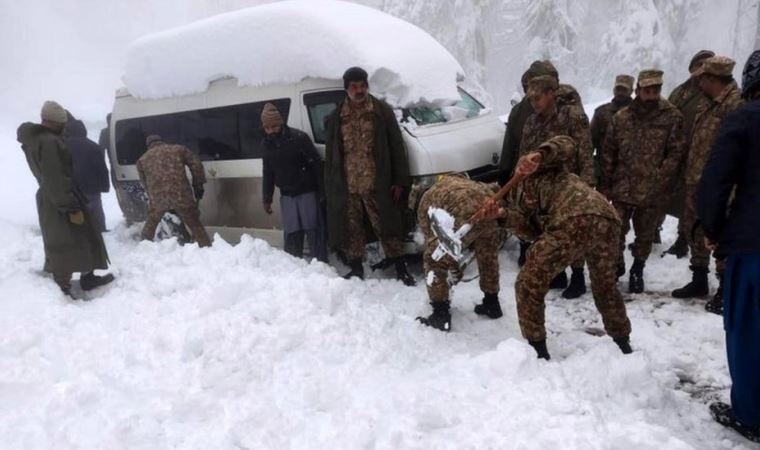 Pakistan’da kar fırtınası yolu kapattı: En az 21 kişi araçlarında öldü