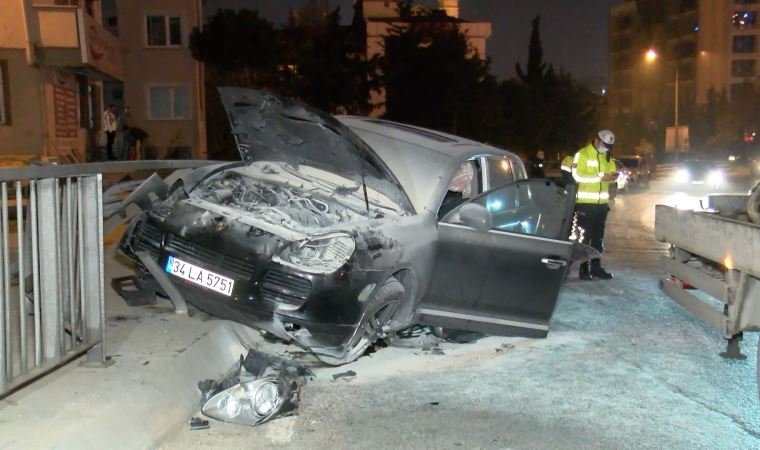 Üsküdar'da bariyere çarpan cipte yangın çıktı, 2 kişi kazayı yara almadan atlattı