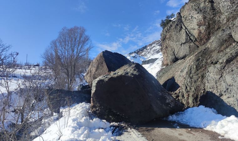 Dev kaya yola düştü, köyün ulaşımı kapandı