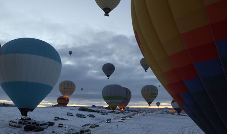 Kapadokya'da balonlar "112 Acil Çağrı Merkezi" afişleriyle uçtu