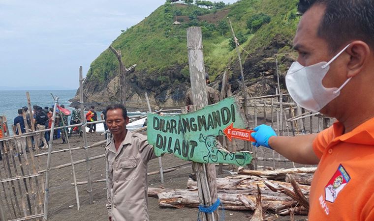 Endonezya’da sahilde meditasyon yapan 10 kişi dalgalara kapılarak yaşamını yitirdi