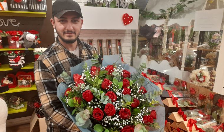 İstanbul'da çiçekçilerin 14 Şubat Sevgililer Gününe hazırlığı geceden başladı