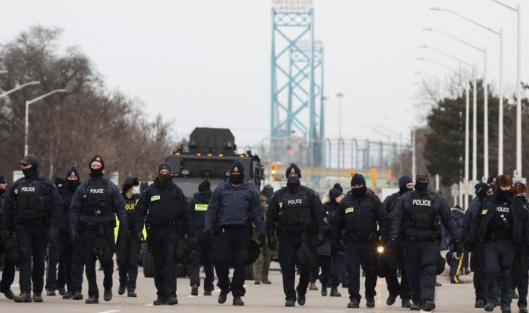 Kanada'da polis, bir haftanın ardından sınır köprüsündeki protestocuları dağıttı