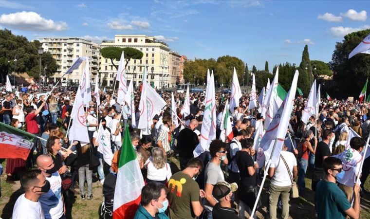 İtalya'da aşı karşıtlarından başkent Roma'da protesto