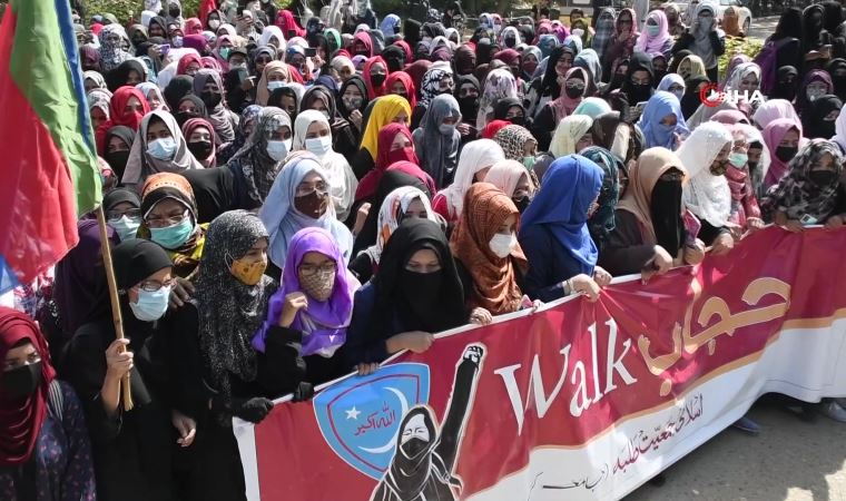 Pakistanlı öğrenciler Hindistan’daki başörtü yasağını protesto etti