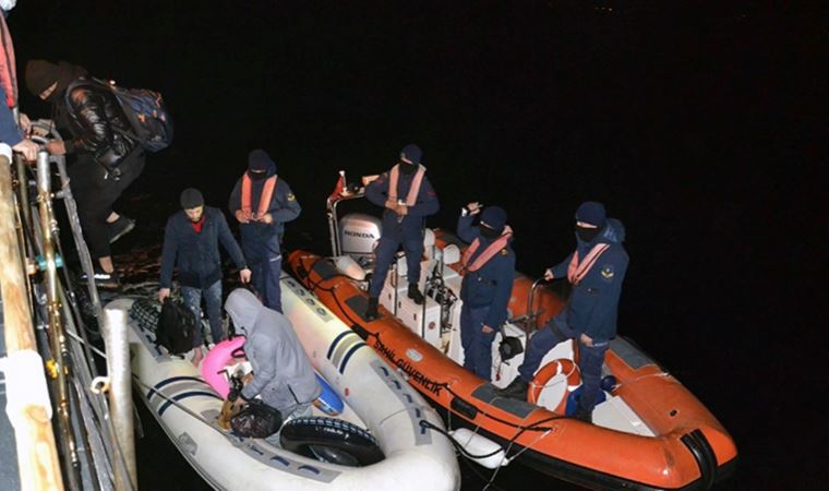Tekneleri arızalanan 29 kaçak göçmen kurtarıldı, 1 organizatör gözaltında