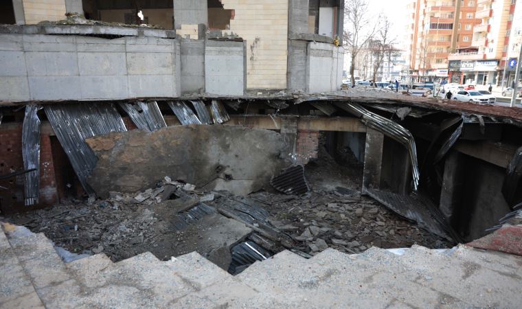 Gaziantep'te atıl kalan 11 katlı otelin otoparkı çöktü