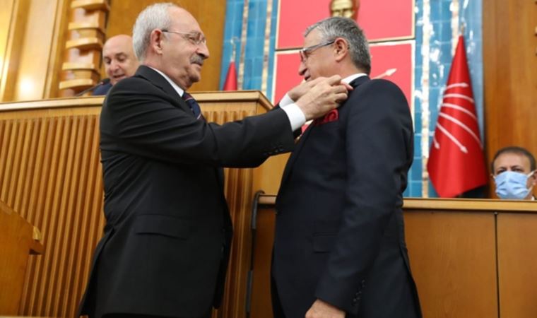 Kılıçdaroğlu rozeti taktı, Kemer Belediye Başkanı Necati Topaloğlu CHP'ye geçti