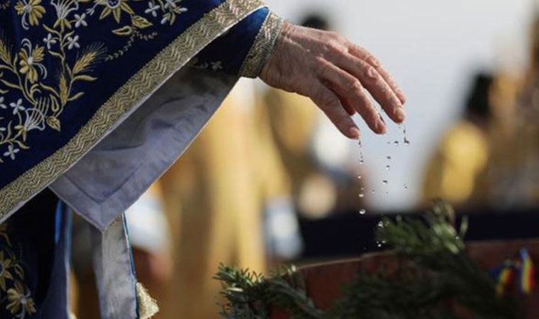 Papaz yanlış kelime kullandı: Vaftizler geçersiz sayıldı