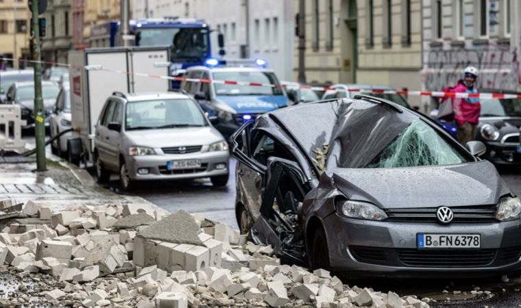 Almanya’da etkili olan kuvvetli fırtınada en az 3 kişi öldü