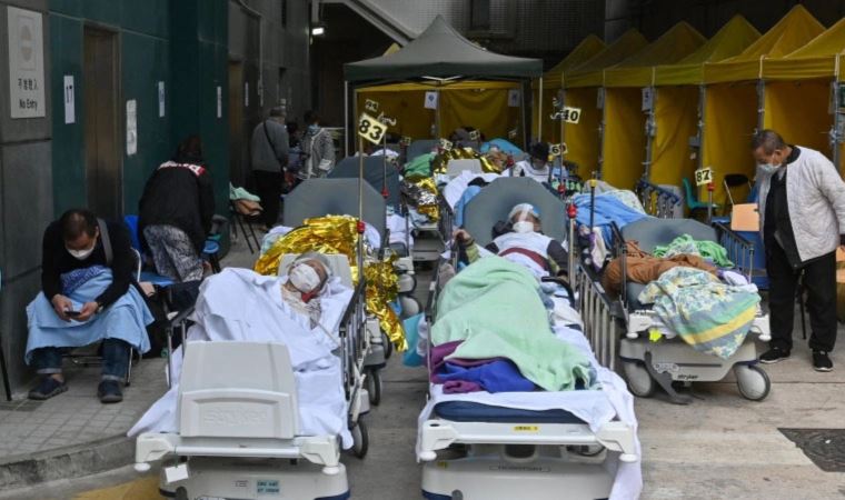 Hong Kong'da Omicron vakalarıyla başa çıkamayan hastaneler, hastaları sokaktaki yataklarda yatırıyor