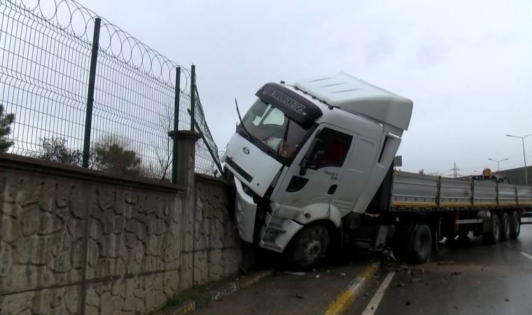 Tuzla'da kaza: TIR kontrolden çıktı, kışla duvarına çarptı