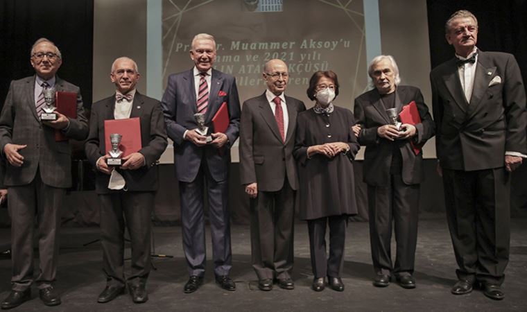 Gazetemiz yazarları Müjdat Gezen ve Ataol Behramoğlu'na 'Yılın Atatürkçüleri' ödülü