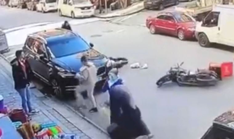 Motosikletli kuryenin kaza yaptığı anlar kamerada