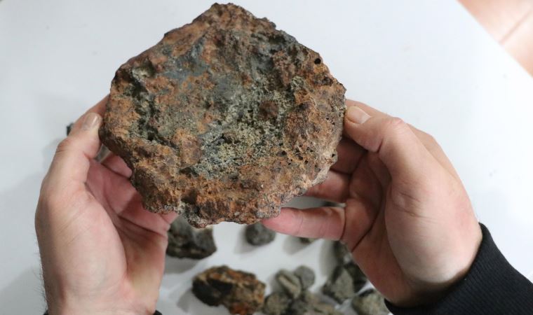 Tarlada buldu: 'Meteorit olabilir' raporu verildi