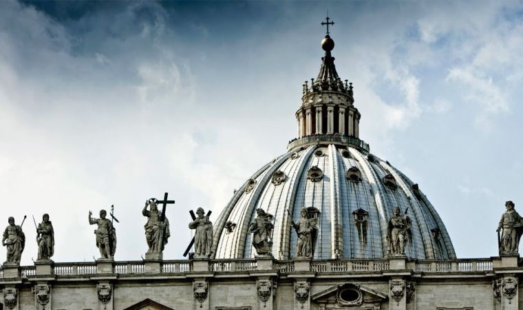 İtalya'da cinsel istismardan suçlu bulunmuş bir rahip nasıl halen görev yapabiliyor?