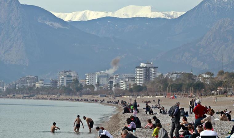 Antalya kışı erken uğurladı: Kar manzarası eşliğinde deniz
