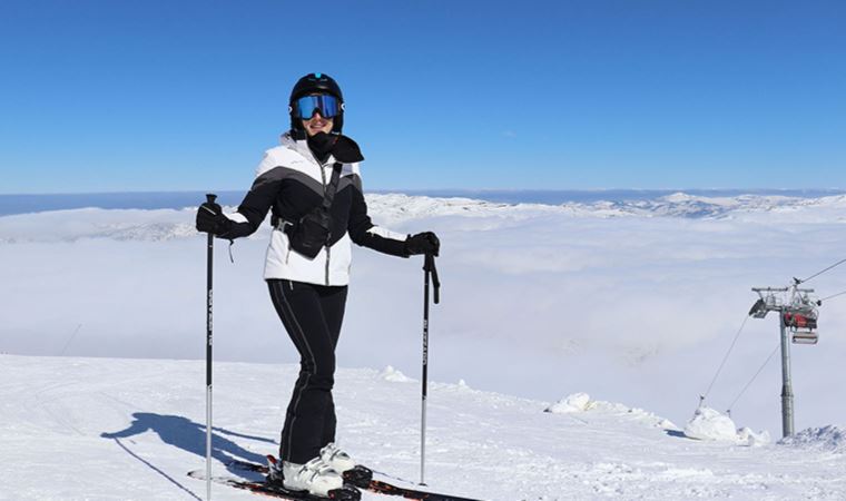 Yıldız Dağı zirvesinde bulutlar üzerinde kayak