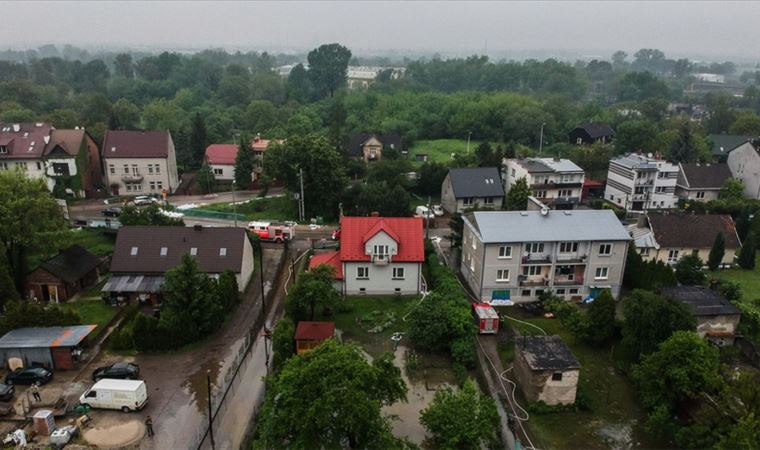 Polonya'da fırtına nedeniyle 500 binden fazla hane elektriksiz kaldı