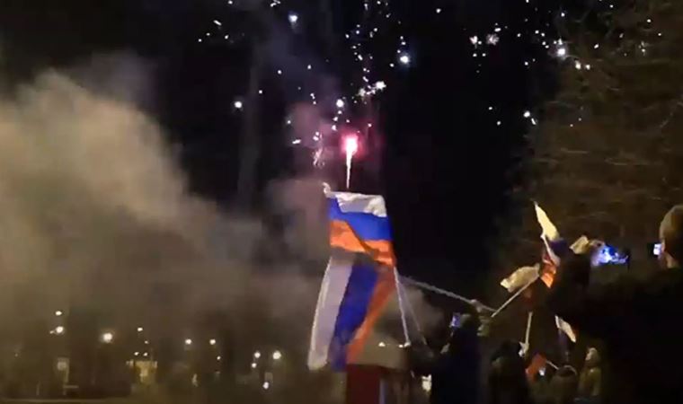 Rusya'nın tanıma kararı sonrası halk sokakta kutlama yapıyor