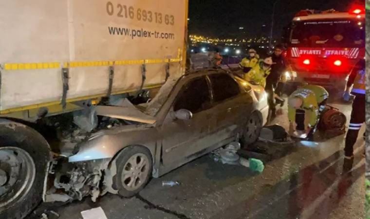 Otomobil park halindeki TIR'a çarptı: 3 kişi hayatını kaybetti