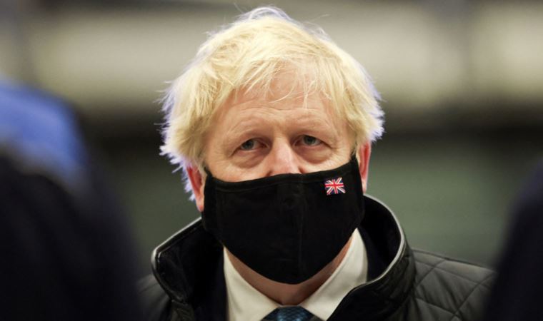 Boris Johnson İngiltere'de kalan COVID kısıtlamalarını kaldırdı
