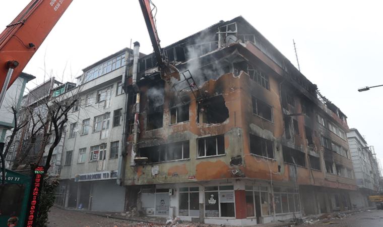 Güngören'de yangında 5 kişinin hayatını kaybettiği bina yıkıldı