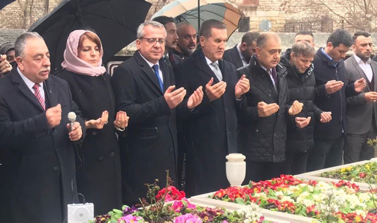 Mustafa Sarıgül Necmettin Erbakan'ı mezarı başında andı