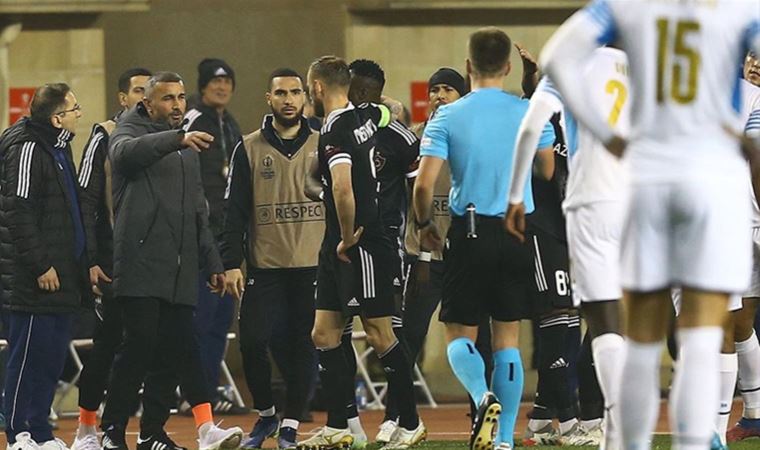 Karabağ'ın Teknik Direktörü Gurbanov, oyuncusunun elle attığı golü iptal ettirdi