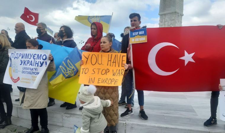 İzmir'de yaşayan Ukraynalılardan 'Savaşa hayır' eylemi