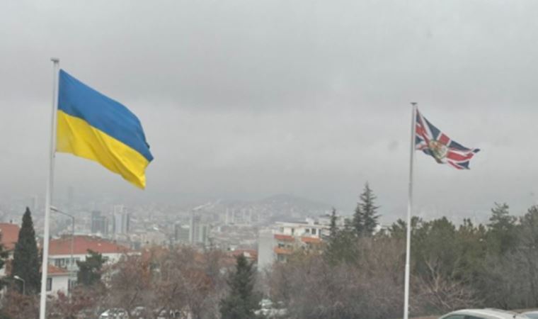 Birleşik Krallık Ankara Büyükelçiliği Ukrayna bayrağı astı