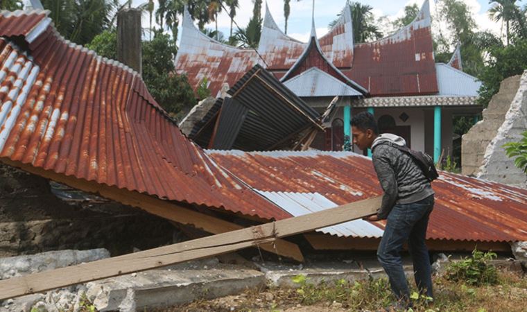 Endonezya'da 6,2 büyüklüğünde deprem: 7 ölü, 85 yaralı