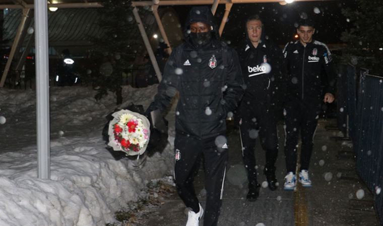 Beşiktaş kafilesi 3 saat rötarın ardından Sivas’a ulaştı