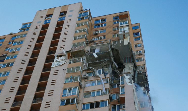 Ukrayna'da bir apartman dairesi füzeyle vuruldu