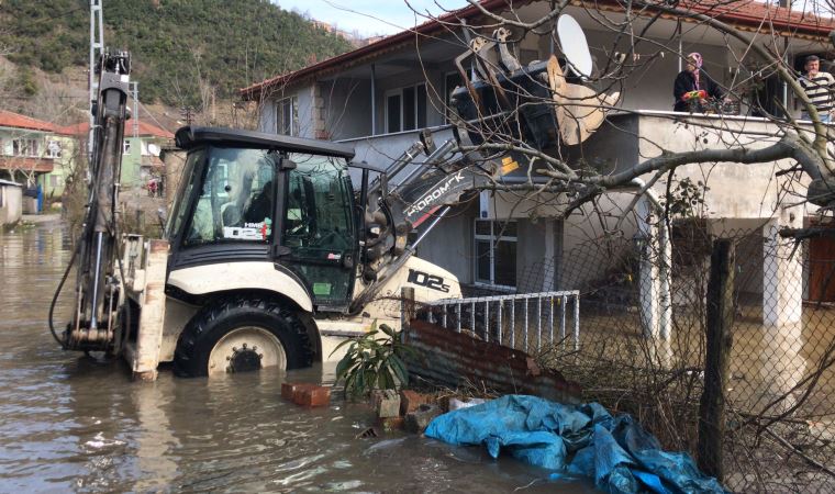 Su basan evlerdekiler kepçelerle kurtarıldı