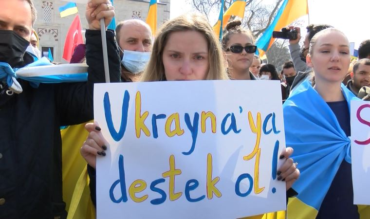 Beyazıt Meydanı'nda Ukraynalılardan 'Rusya' karşıtı eylem