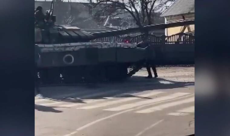 Ukrayna halkı, Rus tanklarını engellemeye çalıştı