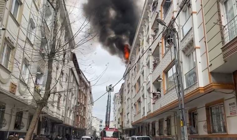 Esenyurt'ta 5 katlı apartmanın çatısı alev alev yandı