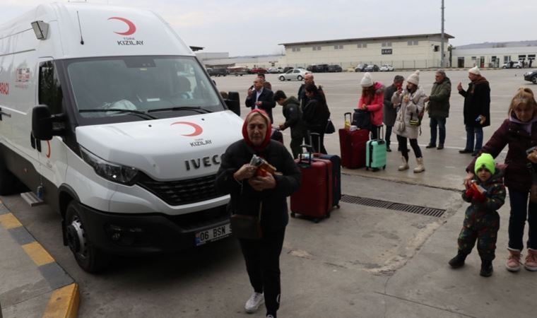 54 kişi Ukrayna'dan Türkiye'ye geldi: 'Kim yaşıyor kim yaşamıyor diye soruyoruz'