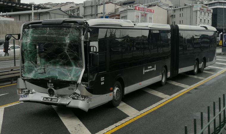 Esenyurt'ta metrobüs kazası: 7 yolcu yaralandı