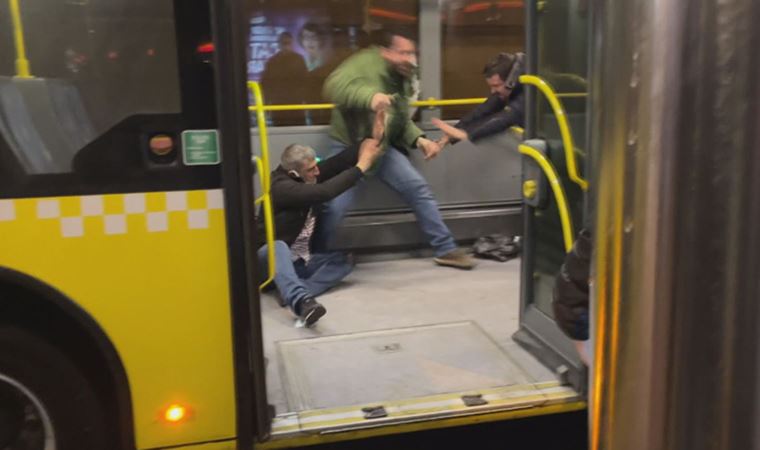 Metrobüste dehşet anları: Yaralılar var
