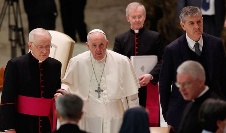 Papa'nın konuşmasını bağırarak böldü: 'Kilise Tanrı'nın istediği gibi değil'