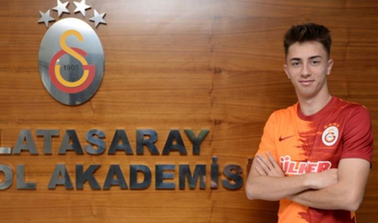 Galatasaray'da, Özgür Baran Aksaka'ya profesyonel sözleşme