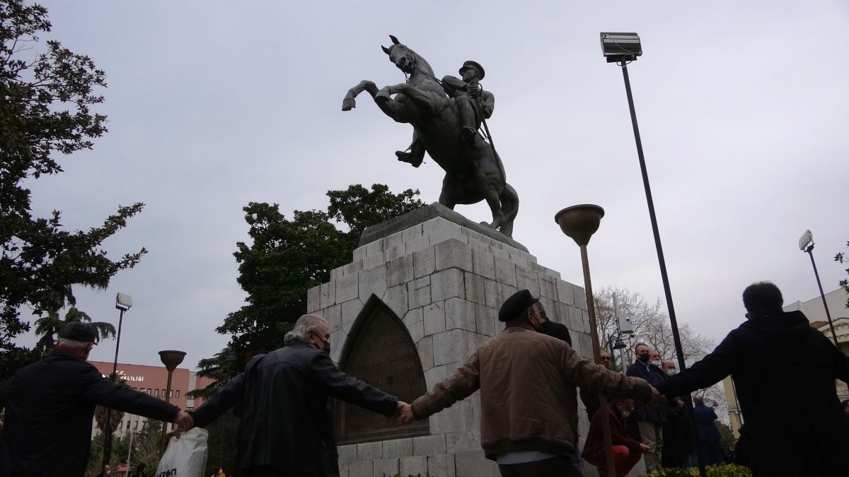 Samsun&#39;da, Milli Mücadele&#39;nin simgesi Atatürk anıtını devirmek istediler