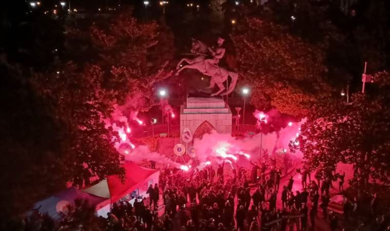 Samsun'da yurttaşlar Atatürk Anıtı'nda nöbet tutuyor