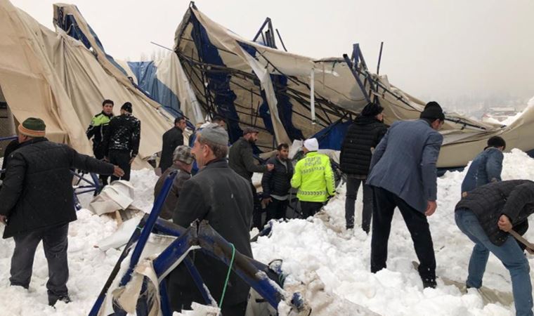Bitlis'te halı sahanın çatısı çöktü, dört çocuk altında kaldı