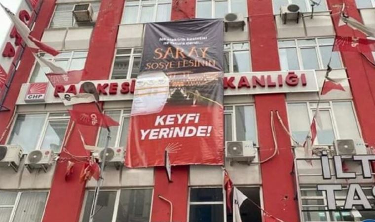 CHP'nin astığı afişler 'Cumhurbaşkanına hakaret' gerekçesiyle toplatıldı