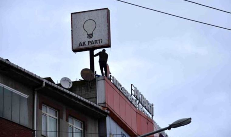 İntihar için AKP binasının çatısına çıktı, "Cumhurbaşkanı'na hakaret"ten gözaltına alındı