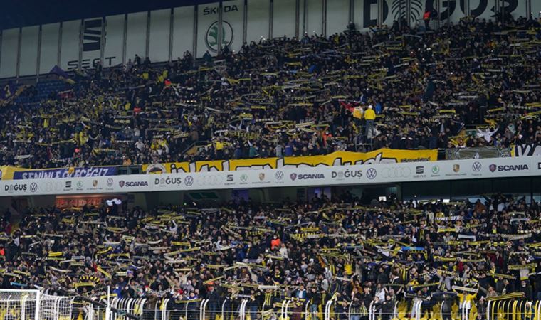 Fenerbahçeli taraftarlar, Başakşehir maçında 'istifa' diye bağırıyor
